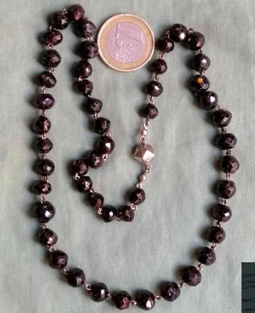 ketting met granaat en zilveren slot beschikbaar voor biedingen