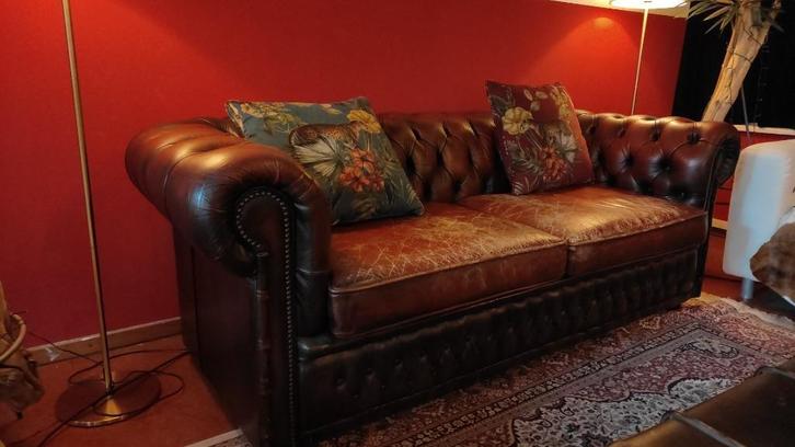 Chesterfield look 2 zits bank met stoere vintage uitstraling, Huis en Inrichting, Banken | Bankstellen, Gebruikt, Rechte bank