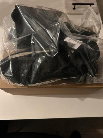Yeezy boost 350 V2 nieuw in doos Maat 43,5 beschikbaar voor biedingen