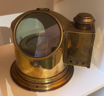 Antiek messing scheepskompas met olielamp beschikbaar voor biedingen