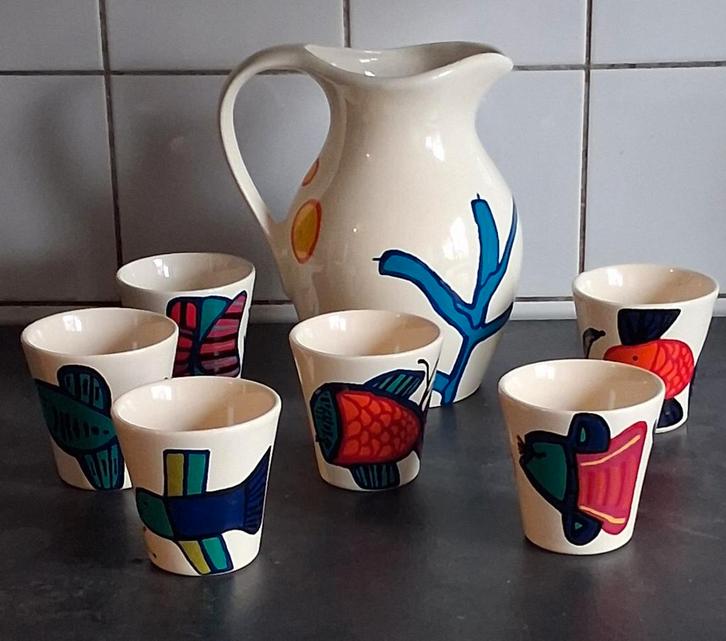 Schenkkan & 6 mokken. Vismotief. Nieuw in verpakking., Huis en Inrichting, Keuken | Servies, Nieuw, Overige typen, Overige stijlen
