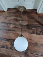 Antieke plafond lamp met melkglas bol, Glas, Gebruikt, Ophalen