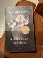 JAN SIEBELNK. KNIELEN OP EEN BED VIOLEN, Ophalen of Verzenden, Gelezen