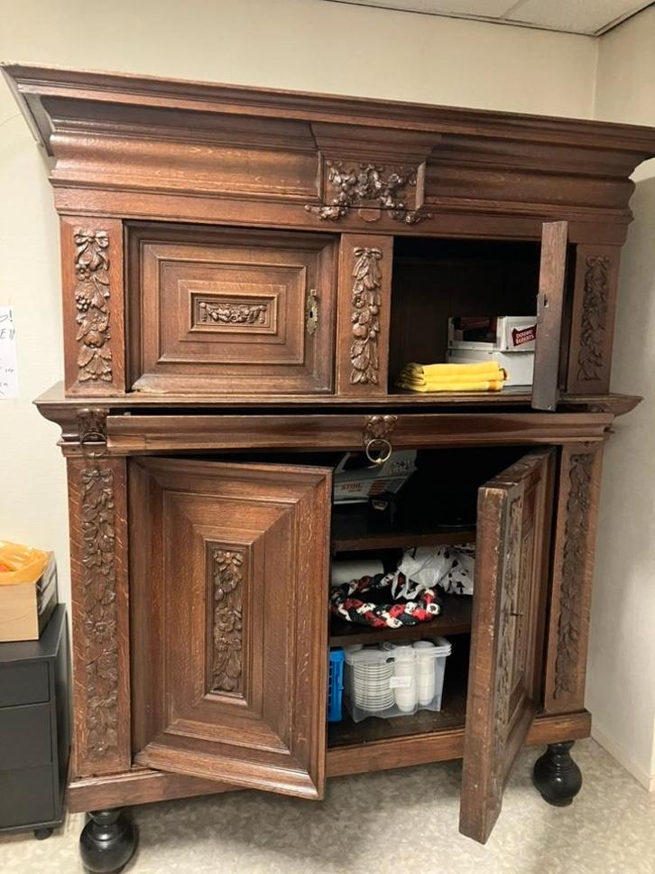 Grote eiken kast met houtsnijwerk en geheim vak, Antiek en Kunst, Antiek | Meubels | Kasten, Ophalen