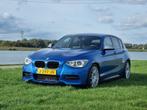 BMW M135i | Estoril blauw | Alcantara | RWD | AUT, Auto's, BMW, Euro 5, Achterwielaandrijving, 74 €/maand, Zwart