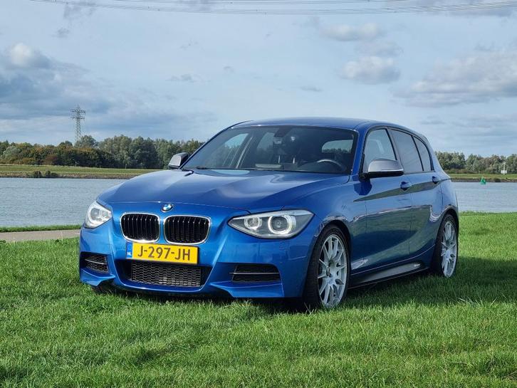 BMW M135i | Estoril blauw | Alcantara | RWD | AUT, Auto's, BMW, Particulier, 1-Serie, ABS, Achteruitrijcamera, Adaptieve lichten