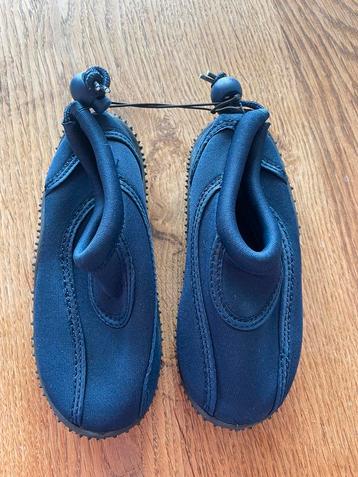 Paar nieuwe blauwe Stretch Zwem/Water Schoenen maat 25/26 beschikbaar voor biedingen