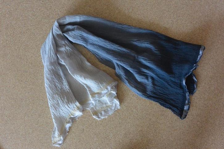 Shawl grijs naar blauw gevlamd kreukel shawl, Kleding | Dames, Mutsen, Sjaals en Handschoenen, Gedragen, Pashmina, Maat 38/40 (M)