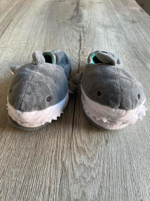 Leuke en nette haaien pantoffels maat 32/33, Kinderen en Baby's, Kinderkleding | Schoenen en Sokken, Zo goed als nieuw, Overige typen