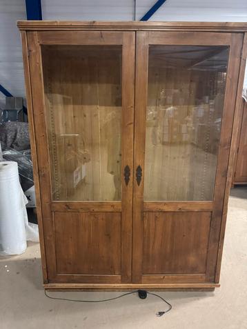 Houten kast met glazen deuren beschikbaar voor biedingen