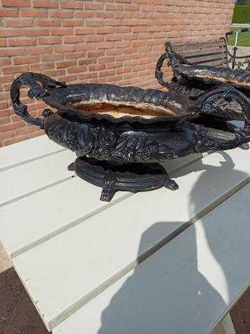Mooie tuinvazen ijzer beschikbaar voor biedingen