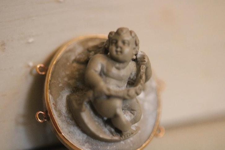 Antieke 19e eeuwse lava camee putto gouden montuur schakel, Sieraden, Tassen en Uiterlijk, Antieke sieraden, Armband, Goud, Ophalen of Verzenden