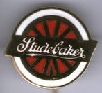 STUDEBAKER wit/rood email op zilverkl auto speldje ( D_051 ), Verzamelen, Verzenden, Zo goed als nieuw, Transport, Speldje of Pin