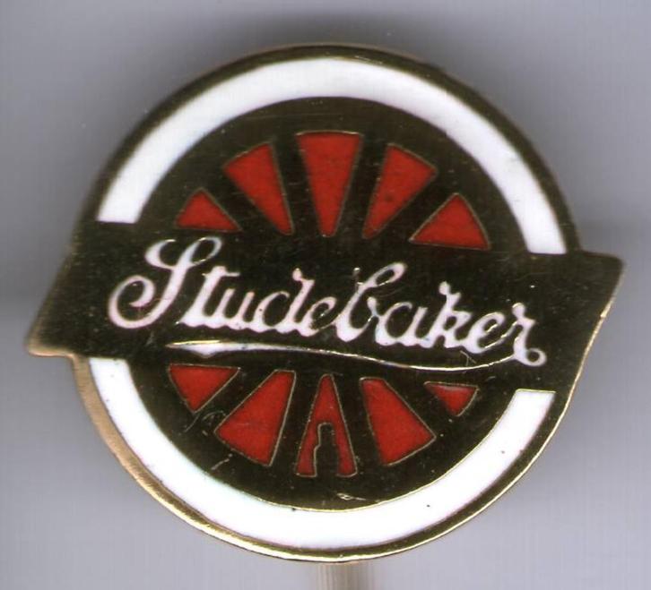 STUDEBAKER wit/rood email op zilverkl auto speldje ( D_051 ), Verzamelen, Speldjes, Pins en Buttons, Zo goed als nieuw, Speldje of Pin