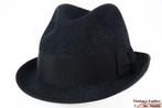 Vintage Gleufhoed Mayser multicolor donker blauw haarvilt 57, Ophalen of Verzenden, Hoed, Mayser, 57 cm (M, 7⅛ inch) of minder