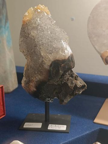 Chalcedoon en basalt beschikbaar voor biedingen