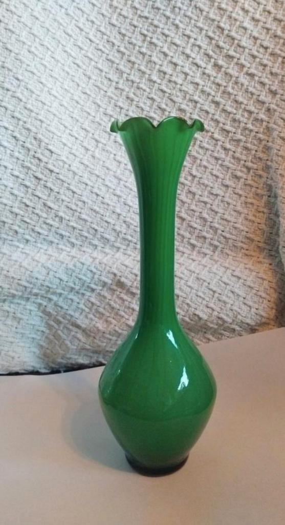 Vintage Groene glazen vaas met golvende rand., Huis en Inrichting, Woonaccessoires | Vazen, Zo goed als nieuw, Groen, 75 cm of meer