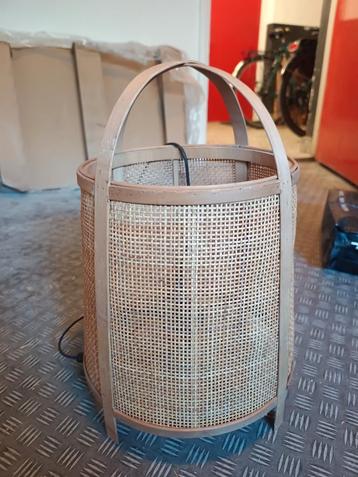 Kleine Rotan Staande Lamp beschikbaar voor biedingen