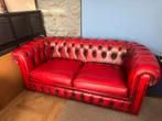 Stoere rode Chesterfield 2 zitsbank, Huis en Inrichting, Banken | Bankstellen, Ophalen, Gebruikt, 150 tot 200 cm, Tweepersoons