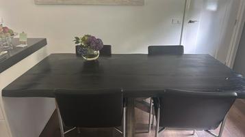 Zwarte houten eettafel met boomstam rand beschikbaar voor biedingen