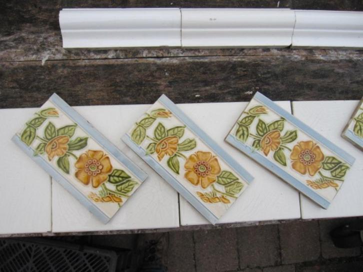 30 stuks antieke wandtegels met bloem en grijsblauwe bies, Antiek en Kunst, Antiek | Wandborden en Tegels, Ophalen