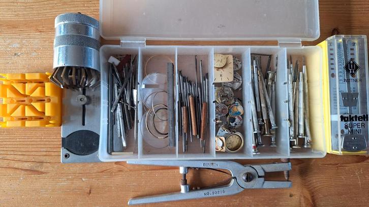 Horlogemakers gereedschap uurwerkjes enz, Hobby en Vrije tijd, Cursusmateriaal, Meerdere media, Ophalen of Verzenden