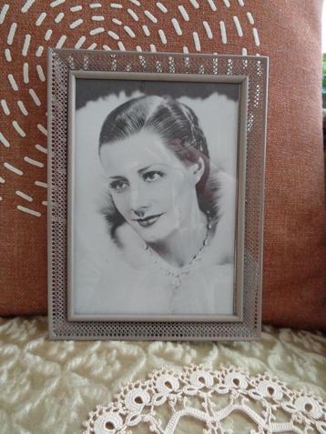 Brocante Fotolijst met Brede Bewerkte Rand ** Mimosa ** beschikbaar voor biedingen