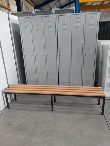 Manutan Garderobe banken. beschikbaar voor biedingen