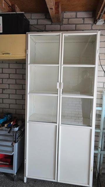 Vitrine kast staal wit beschikbaar voor biedingen