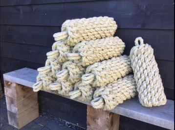 Prachtige, robuuste, handgeknoopte, slijtvaste Touwfenders beschikbaar voor biedingen