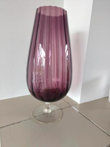 Prachtige paarse vaas op voet beschikbaar voor biedingen