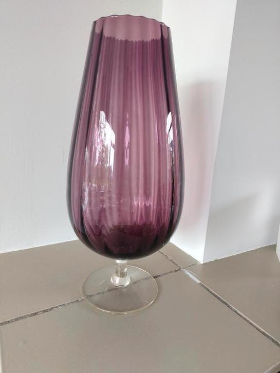 Prachtige paarse vaas op voet, Huis en Inrichting, Woonaccessoires | Vazen, Zo goed als nieuw, Overige kleuren, Minder dan 50 cm