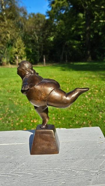 DIKKE DAME / bronzen beeld / linkerbeen naar achter beschikbaar voor biedingen