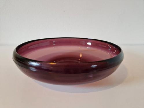 vintage glazen schaal aubergine kleurige persglas schaal, Antiek en Kunst, Curiosa en Brocante, Ophalen of Verzenden