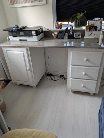 Grenen bureau beschikbaar voor biedingen