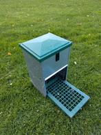 Automatisch kippen voerbak Feedomatic, Dieren en Toebehoren, Pluimvee | Toebehoren, Ophalen of Verzenden, Zo goed als nieuw, Drinken en Voederen