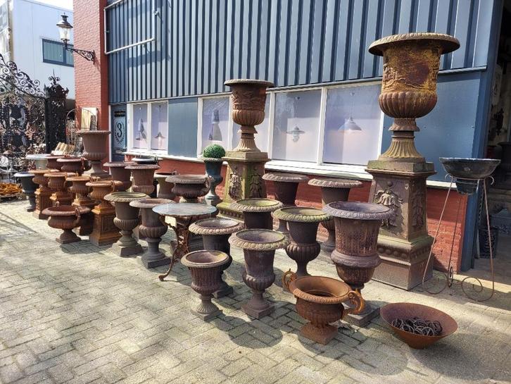 Diverse brocante Franse gietijzeren bloempotten vazen, Tuin en Terras, Bloempotten, Zo goed als nieuw, Metaal, Binnen, Balkon