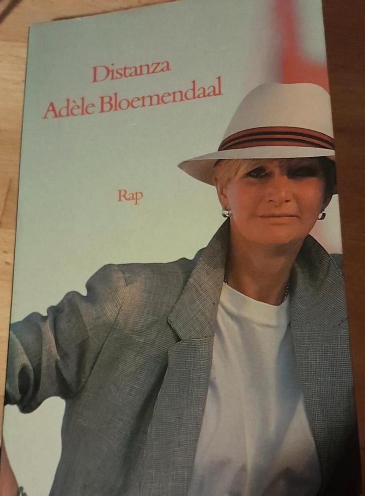 Distanza - Adèle Bloemendaal, Boeken, Geschiedenis | Stad en Regio, Gelezen, 20e eeuw of later, Ophalen of Verzenden