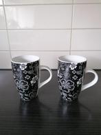 2 Zwart met wit gebloemde mokken, Ophalen of Verzenden, Zo goed als nieuw, Overige stijlen, Kop(pen) en/of Schotel(s)