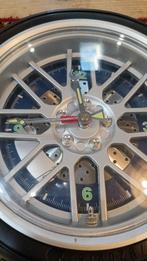 Wandklok autoband/velg-look 26 cm (werkt), Ophalen of Verzenden, Zo goed als nieuw, Analoog, Wandklok