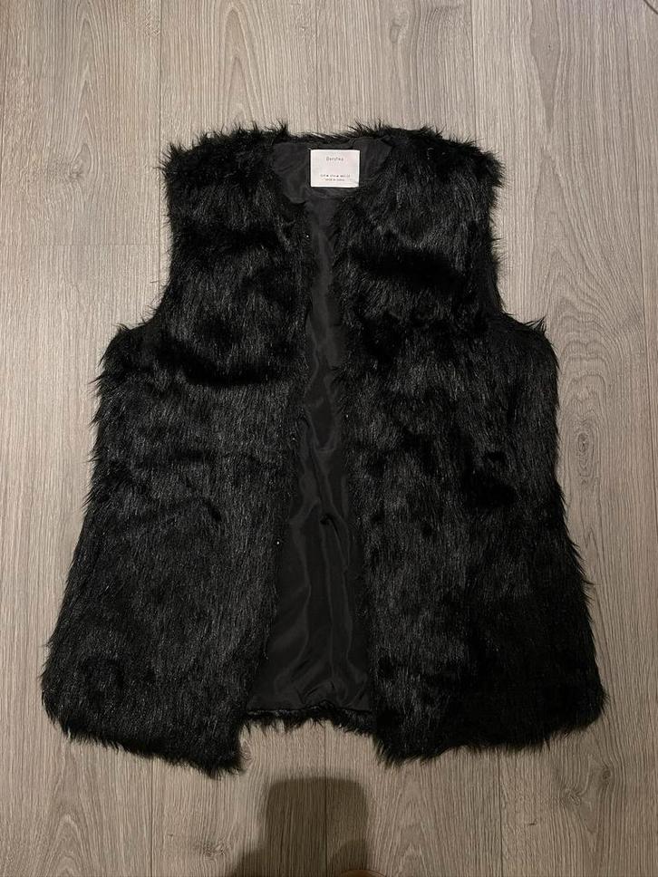 bershka zwarte fake faux bont gilet bodywarmer mt M, Kleding | Dames, Bodywarmers, Zo goed als nieuw, Maat 38/40 (M), Zwart, Ophalen of Verzenden