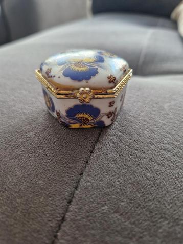 Vintage porseleinen pillendoosje/sieradendoosje beschikbaar voor biedingen
