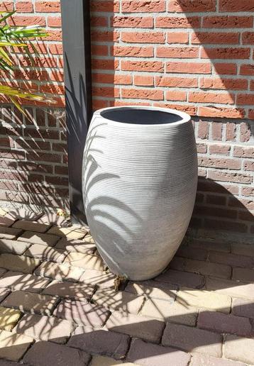 Bloempot voor in de tuin beschikbaar voor biedingen