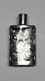 Parfumflesje met opengewerkt zilveren bloemmotief, Antiek en Kunst, Ophalen