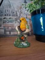 Beeldje parkiet op boomstam vintage, Ophalen of Verzenden, Gebruikt, Dier