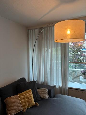 Stijlvolle booglamp met kap beschikbaar voor biedingen