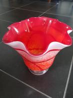 Prachtige roodglazen vaas met schulprand., Huis en Inrichting, Minder dan 50 cm, Glas, Ophalen of Verzenden, Zo goed als nieuw