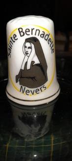 Vingerhoedje Sainte Bernadette Nevers, Ophalen of Verzenden, Zo goed als nieuw, Porselein