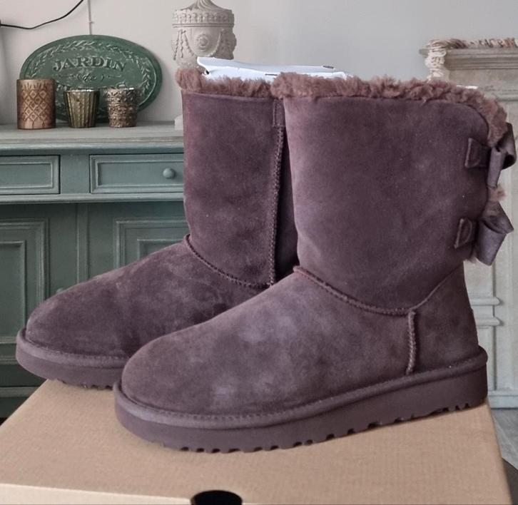 UGG BAILEY SUEDE BOW BRUIN MAAT 40 NIEUW, Kleding | Dames, Schoenen, Nieuw, Hoge laarzen, Bruin, Ophalen of Verzenden