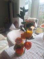 Vilten dame met tak met lampionplant. Handgemaakt, Huis en Inrichting, Ophalen of Verzenden, Nieuw